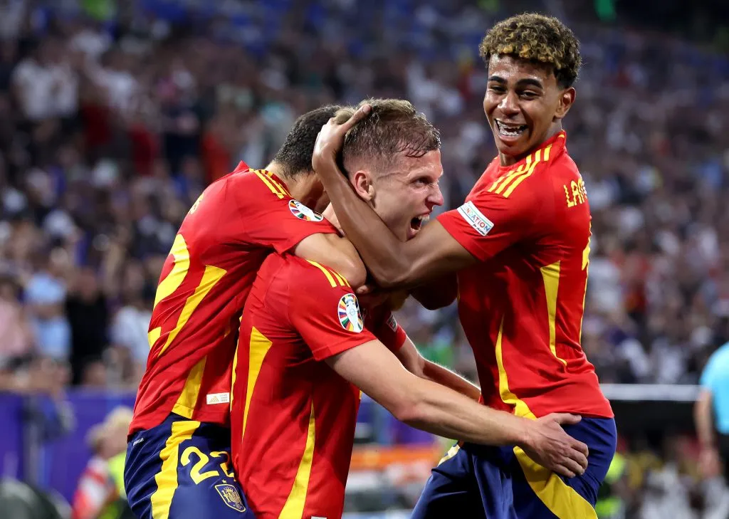 Dani Olmo e Yamal comemoram gol da Espanha na Eurocopa 2024. (Photo by Alex Livesey/Getty Images)