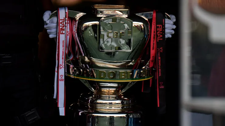 A taca da Copa do Brasil. foto: Thiago Ribeiro/AGIF