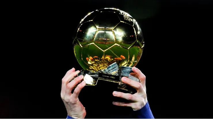 Bola de Ouro será entregue em outubro.