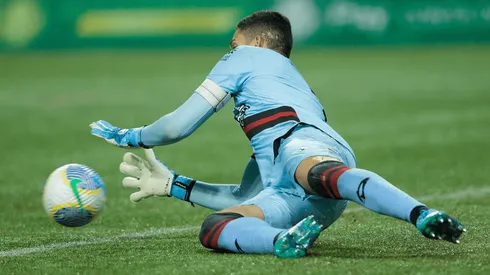 Ronaldo, do Atlético-GO, durante aquecimento antes da partida. Vilmar Bannach / Alamy Stock Photo.