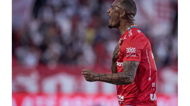 Arilson comemora a vitória do Vila Nova contra o Avaí na Série B. (Associated Press / Alamy Stock Photo)