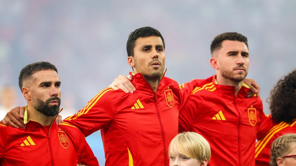 Dani Carvajal, Rodri e Aymeric Laporte durante a partida entre Espanha x Inglaterra. Fabideciria / Alamy Stock Photo