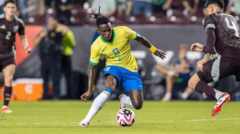 Atacante brasileiro Vinicius Junior dribla em campo durante o amistoso internacional entre Brasil e México. Associated Press / Alamy Stock Photo.
