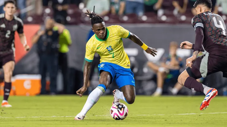 Atacante brasileiro Vinicius Junior dribla em campo durante o amistoso internacional entre Brasil e México. Associated Press / Alamy Stock Photo.