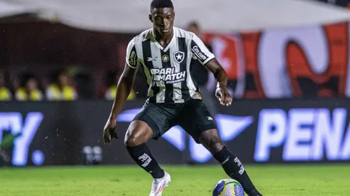 Luiz Henrique, do Botafogo, em campo durante confronto contra o Vitória pelo Brasileirão. (AGIF / Alamy Stock Photo)