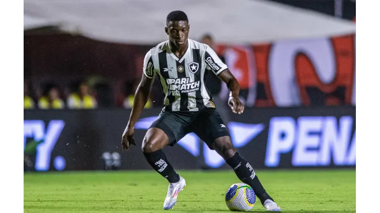 Luiz Henrique, do Botafogo, em campo durante confronto contra o Vitória pelo Brasileirão. (AGIF / Alamy Stock Photo)