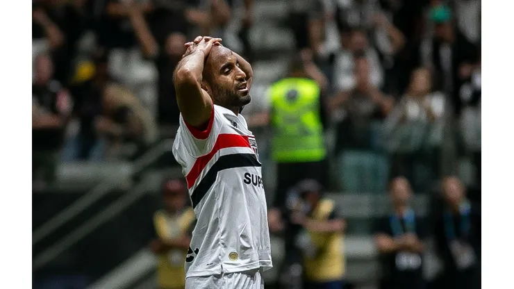 Lucas lamenta chance perdida na partida entre Atlético-MG e São Paulo, no Brasileirão. (Sipa US / Alamy Stock Photo)