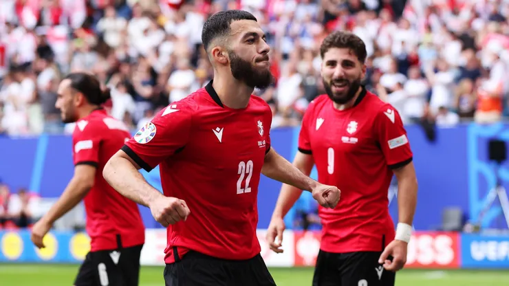 Georges Mikautadze comemora um de seus gols na Eurocopa 2024. (Photo by Alex Livesey/Getty Images)