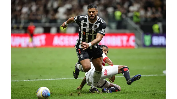 Hulk passa pela marcação de Luiz Gustavo no confronto entre Atlético-MG e São Paulo, no Brasileirão. (Associated Press / Alamy Stock Photo)