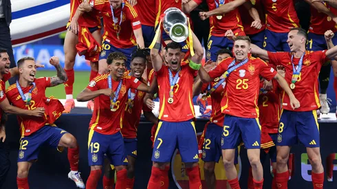 Seleção Espanhola levantando a taça