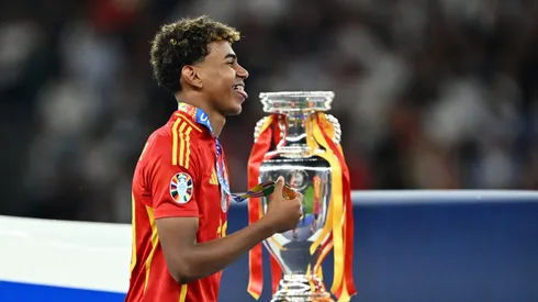 Yamal entrou para a história ao vencer a Eurocopa com 17 anos. (Photo by Dan Mullan/Getty Images)