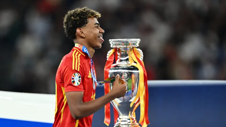 Yamal entrou para a história ao vencer a Eurocopa com 17 anos. (Photo by Dan Mullan/Getty Images)