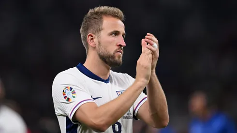 Kane aplaude a torcida após vice na Eurocopa 2024. (Photo by Stu Forster/Getty Images)