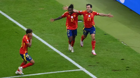 Yamal, Nico Williams e Oyarzabal comemoram gol na final da Eurocopa 2024. (Photo by Justin Setterfield/Getty Images)