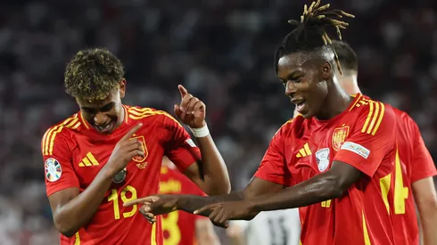 Lamine Yamal comemorando gol ao lado de Nico Williams