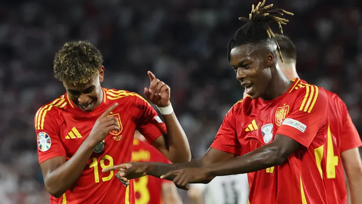 Lamine Yamal comemorando gol ao lado de Nico Williams
