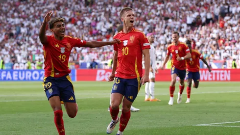 Lamine Yamal e Dani Olmo celebram gol da Espanha na Eurocopa. (Photo by Alex Livesey/Getty Images)