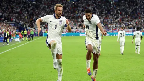 Kane e Bellingham comemoram gol da Inglaterra na Eurocopa. (Photo by Carl Recine/Getty Images)