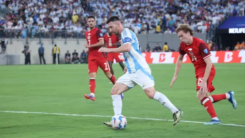 Messi carrega a bola na partida entre Argentina e Canadá, na semifinal da Copa América. (ZUMA Press, Inc. / Alamy Stock Photo)