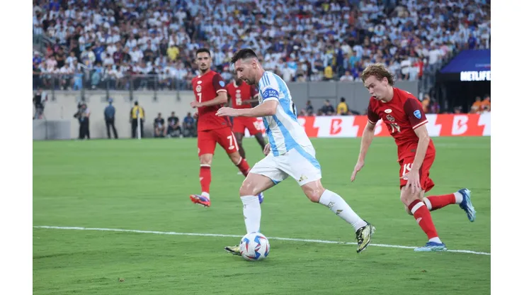 Messi carrega a bola na partida entre Argentina e Canadá, na semifinal da Copa América. (ZUMA Press, Inc. / Alamy Stock Photo)