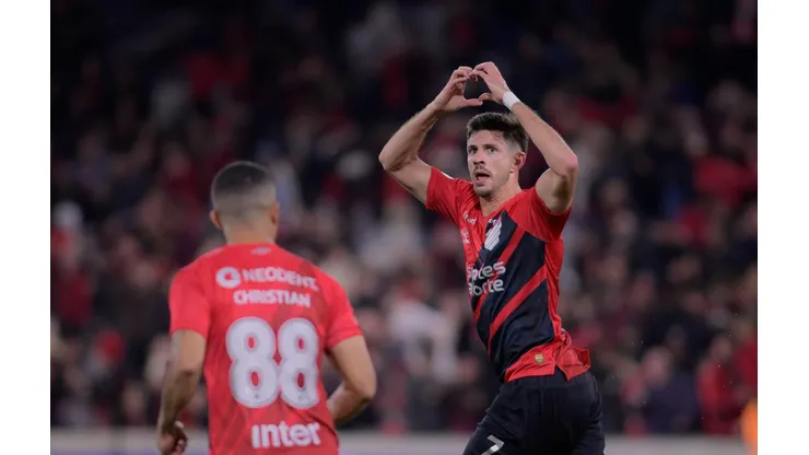 Di Yorio comemora seu gol, no jogo entre Athletico Paranaense e Bahia, no Brasileirão. (Foto Arena LTDA / Alamy Stock Photo)