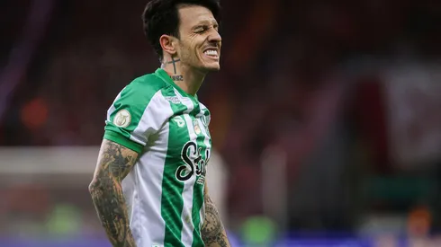 Jean Carlos lamenta chance desperdiçada no confronto de ida entre Internacional e Juventude. (Associated Press / Alamy Stock Photo)