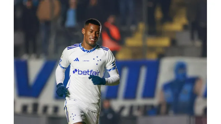 Arthur Gomes durante a comemoração de seu gol, na partida entre Grêmio e Cruzeiro pelo Brasileirão. (Associated Press / Alamy Stock Photo)