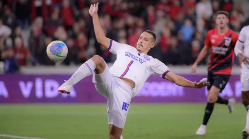 Gabriel Xavier em ação na partida entre Athletico Paranaense e Bahia no Brasileirão. (Foto Arena LTDA / Alamy Stock Photo)