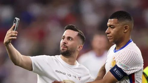 Mbappé tira foto com fã na Euro. Foto: Alex Grimm/Getty Images