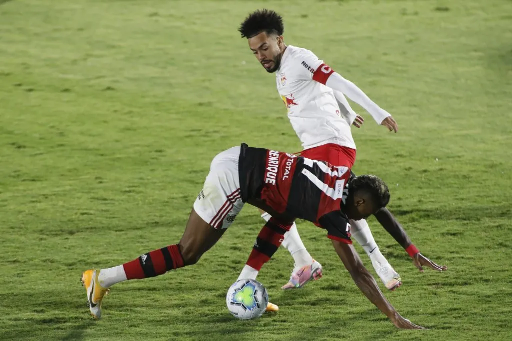 Claudinho pelo Red Bull Bragantino enfrentando o Flamengo no Brasileirão de 2020. (Photo by Miguel Schincariol/Getty Images)