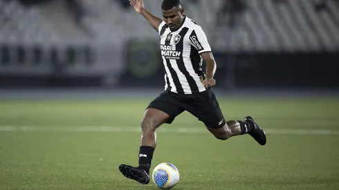Cuiabano em jogo do Botafogo. Jogadro está na mira do Manchester United. Foto: Associated Press / Alamy Stock Photo