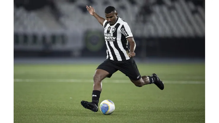 Cuiabano em jogo do Botafogo. Jogadro está na mira do Manchester United. Foto: Associated Press / Alamy Stock Photo