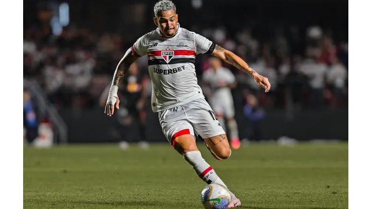 Luciano carrega a bola durante a partida entre São Paulo e RB Bragantino no Brasileirão. (Sipa US / Alamy Stock Photo)