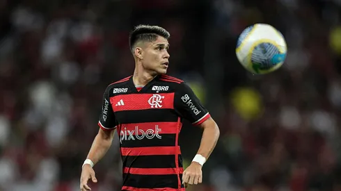 Luiz Araújo em ação na partida entre Flamengo e Cuiabá no Brasileirão. (Associated Press / Alamy Stock Photo)
