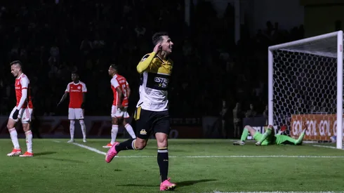 Claudinho durante a comemoração de seu gol na partida entre Criciúma e Internacional no Brasileirão. (AGIF / Alamy Stock Photo)
