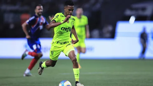 Estevão em campo pelo Palmeiras em partida contra o Bahia, no Brasileirão. (Associated Press / Alamy Stock Photo)