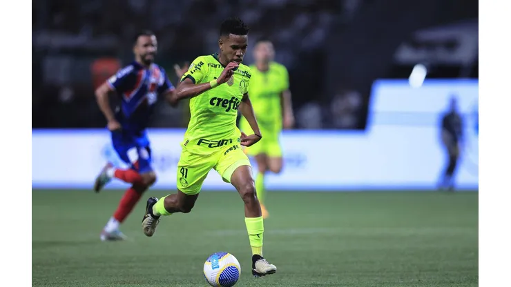 Estevão em campo pelo Palmeiras em partida contra o Bahia, no Brasileirão. (Associated Press / Alamy Stock Photo)