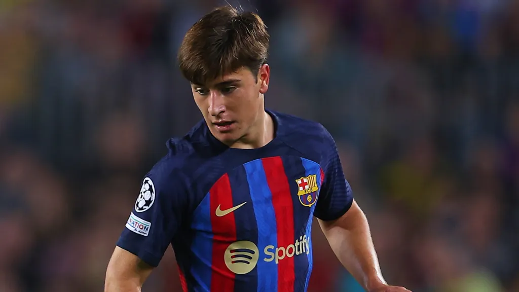 Pablo Torre, em campo, com a camisa vinho e azul, do Barcelona. (Foto: Eric Alonso/Getty Images)
