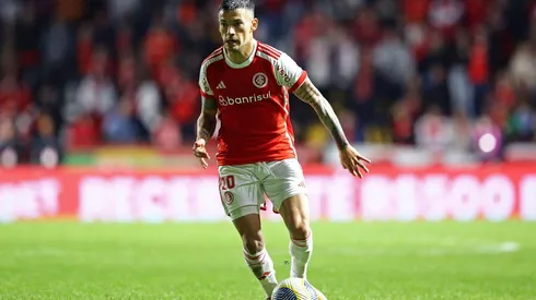 Aranguiz em campo pelo Internacional, na partida contra o Criciúma, pelo Brasileirão. (DiaEsportivo / Alamy Stock Photo)