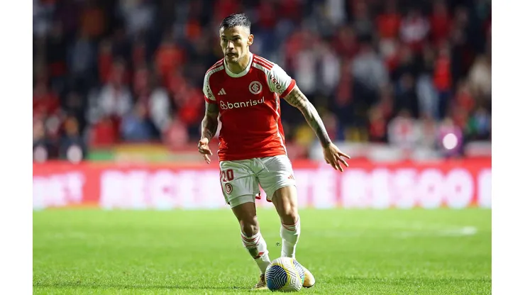 Aranguiz em campo pelo Internacional, na partida contra o Criciúma, pelo Brasileirão. (DiaEsportivo / Alamy Stock Photo)