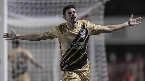 Di Yorio durante a comemoração de seu gol, na partida entre Atlético-GO e Athletico Paranaense. (Associated Press / Alamy Stock Photo)