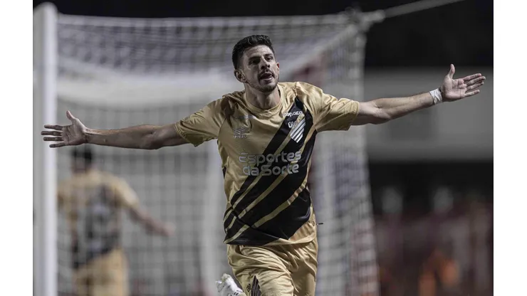 Di Yorio durante a comemoração de seu gol, na partida entre Atlético-GO e Athletico Paranaense. (Associated Press / Alamy Stock Photo)