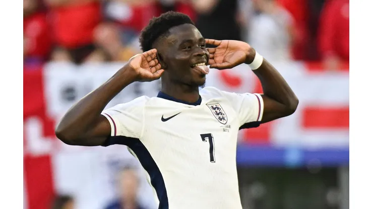 Saka comemora seu gol na partida entre Inglaterra e Suíça nas quartas de final da Euro. (Meng Gao / Alamy Stock Photo)
