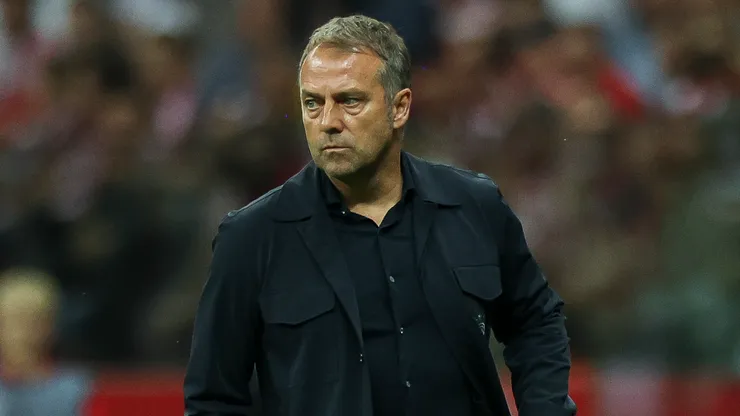 Hansi Flick vai receber novidades no Barcelona (Foto: Maja Hitij/Getty Images)