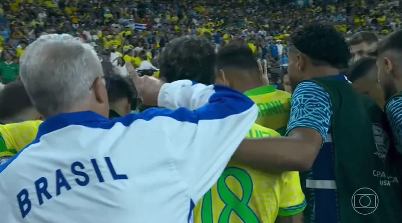 Dorival Júnior fora da roda dos jogadores | Foto: reprodução/globo