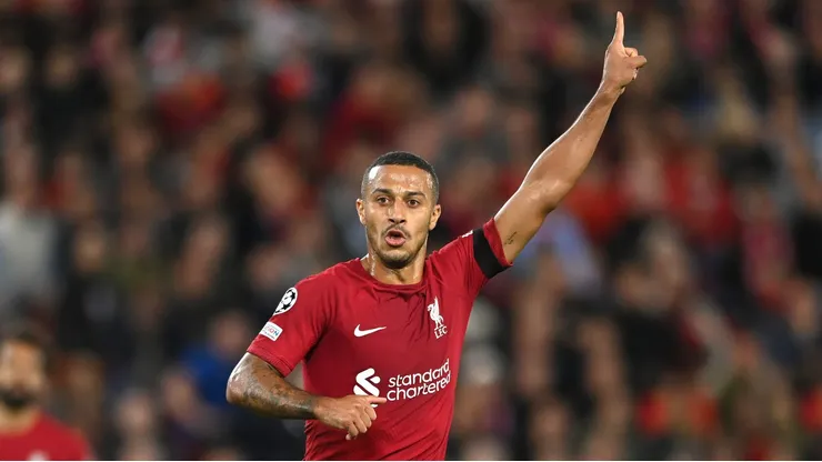 Thiago Alcântara pode ser contratado pelo Barcelona em nova função: "Pedido de Hansi Flick". (Photo by Stu Forster/Getty Images)