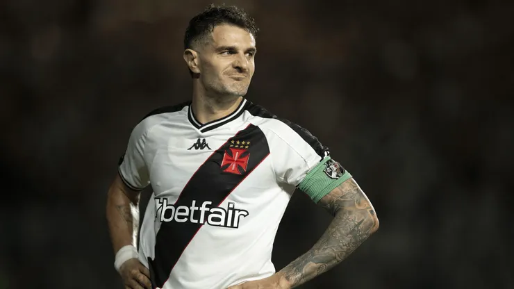 Vegetti, jogador do Vasco, durante partida contra o Botafogo, no estádio de São Januário, pelo Campeonato Brasileiro A 2024. AGIF / Alamy Stock Photo