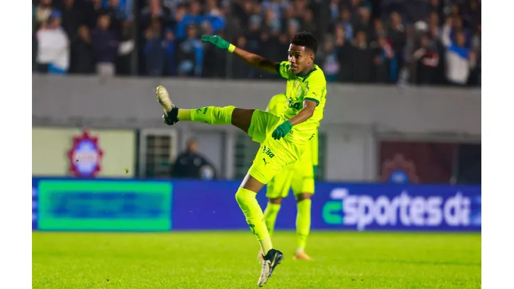 Estevão em ação no confronto entre Grêmio e Palmeiras no Brasileirão. (Associated Press / Alamy Stock Photo)