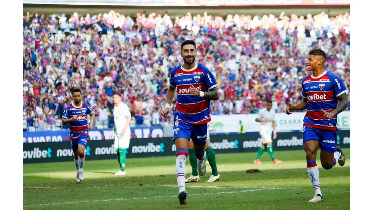 Lucero comemora gol do Fortaleza em partida contra o Juventude. (AGIF / Alamy Stock Photo)