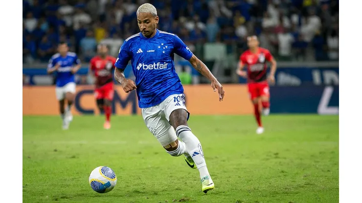 Matheus Pereira em campo pelo Cruzeiro em partida contra o Athletico Paranaense pelo Brasileirão. (Associated Press / Alamy Stock Photo)